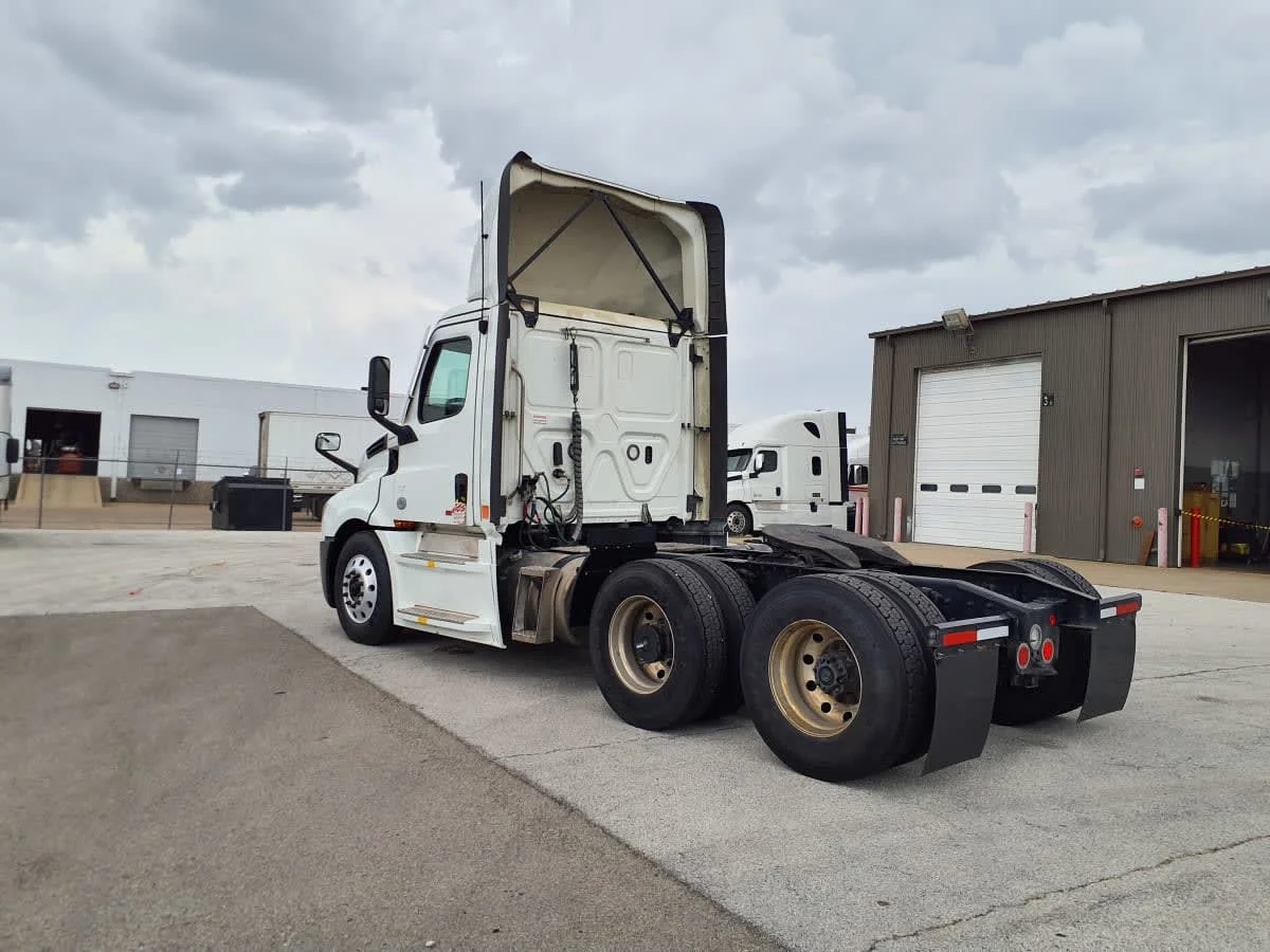 2022 Freightliner Cascadia in Fort Worth, TX — photo 6