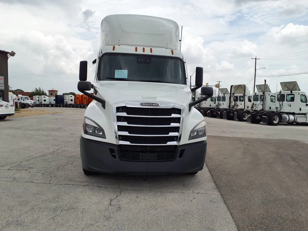 2022 Freightliner Cascadia in Fort Worth, TX — photo 2