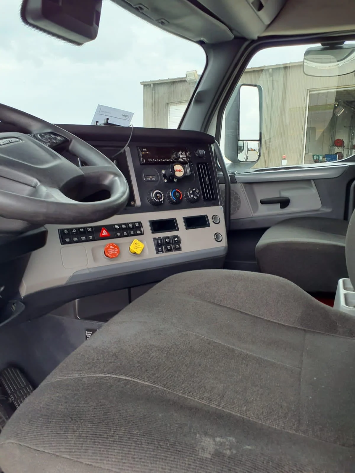 2022 Freightliner Cascadia in Fort Worth, TX — photo 7