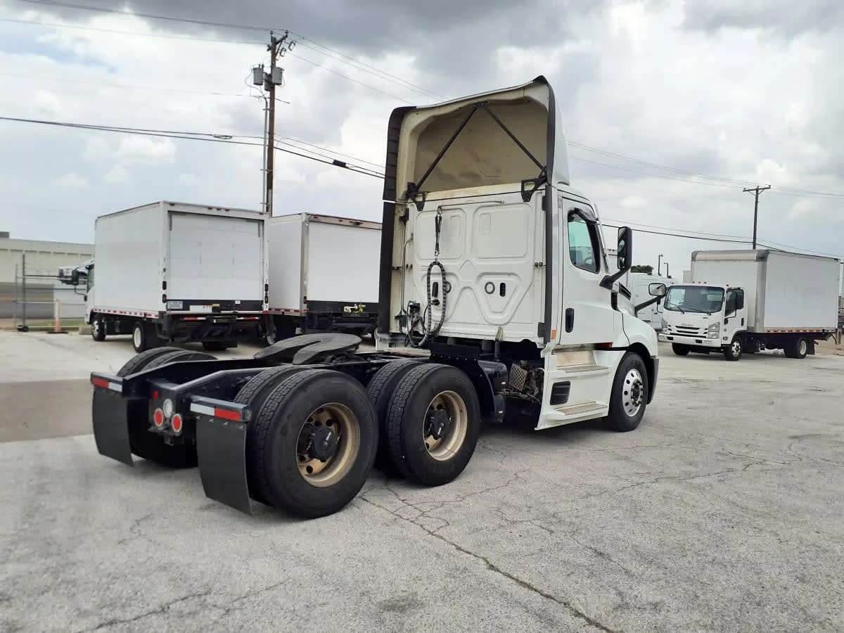 2022 Freightliner Cascadia in Fort Worth, TX — photo 4