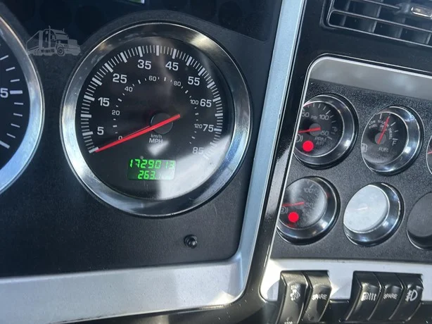 2013 Kenworth T800 - image 14