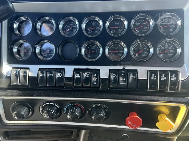 2013 Kenworth T800 - image 13