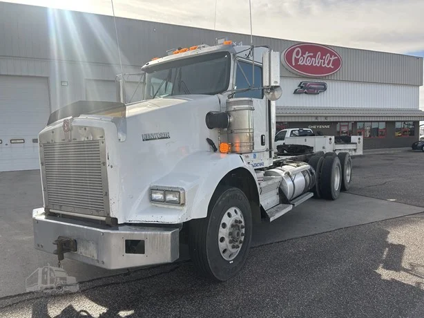 2013 Kenworth T800 - image 1