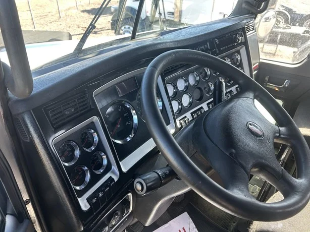 2013 Kenworth T800 - image 11