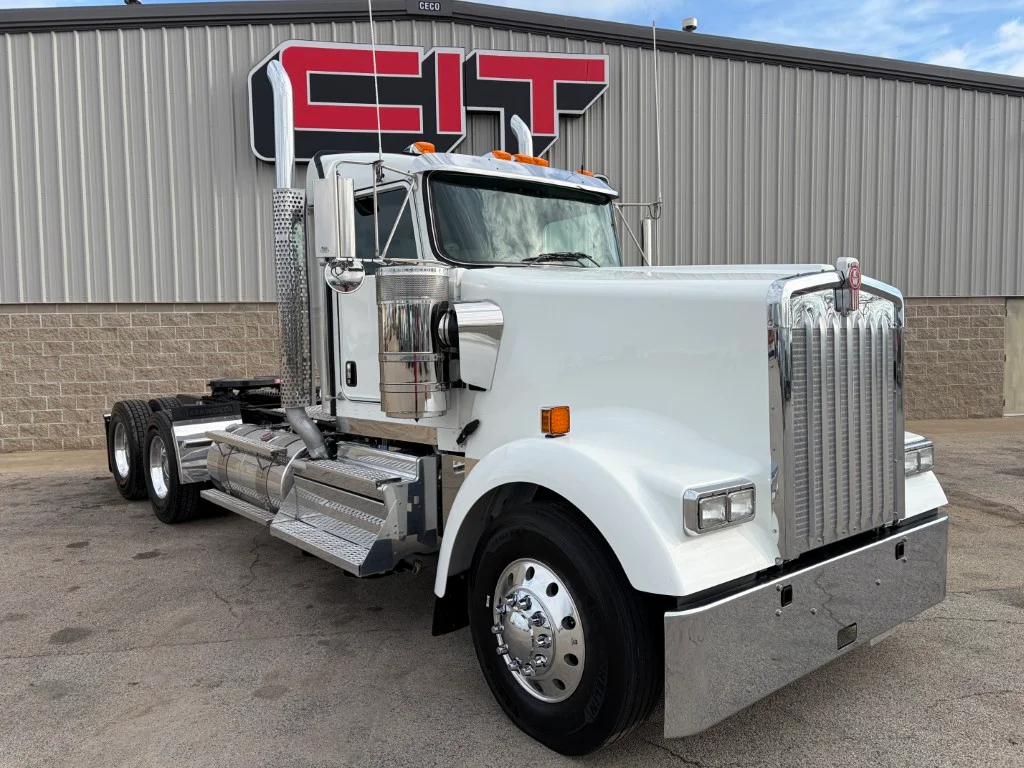 2027 Kenworth W900 in Morton, IL — photo 3