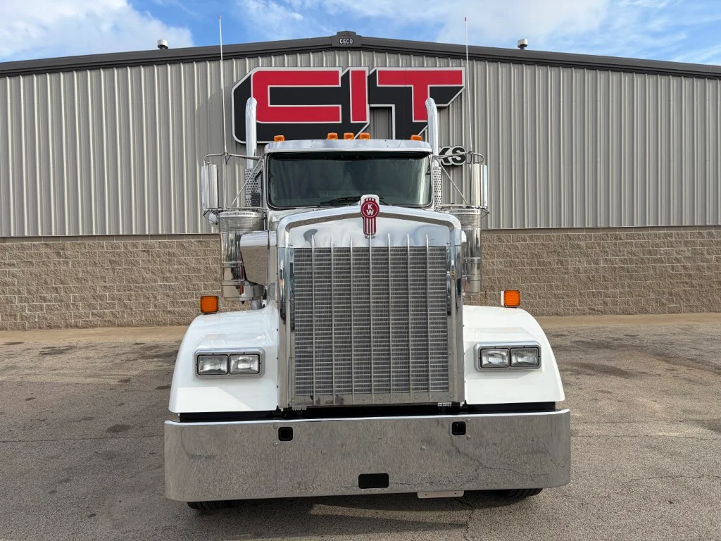 2027 Kenworth W900 in Morton, IL — photo 2