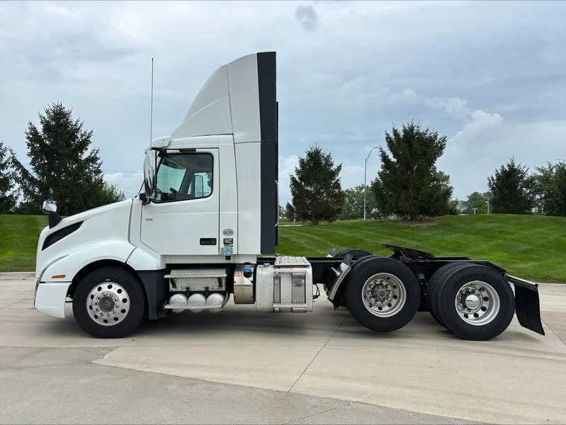 2019 Volvo VNL 300 in Waukee — photo 2