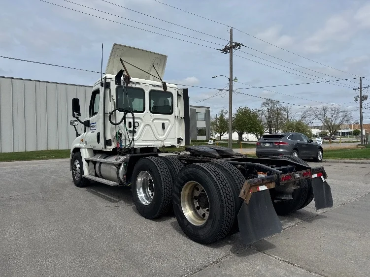 2019 Freightliner Cascadia in Omaha, NE — photo 5