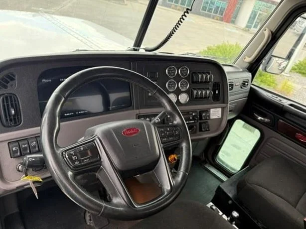 2023 Peterbilt 389 in Springville, UT — photo 14
