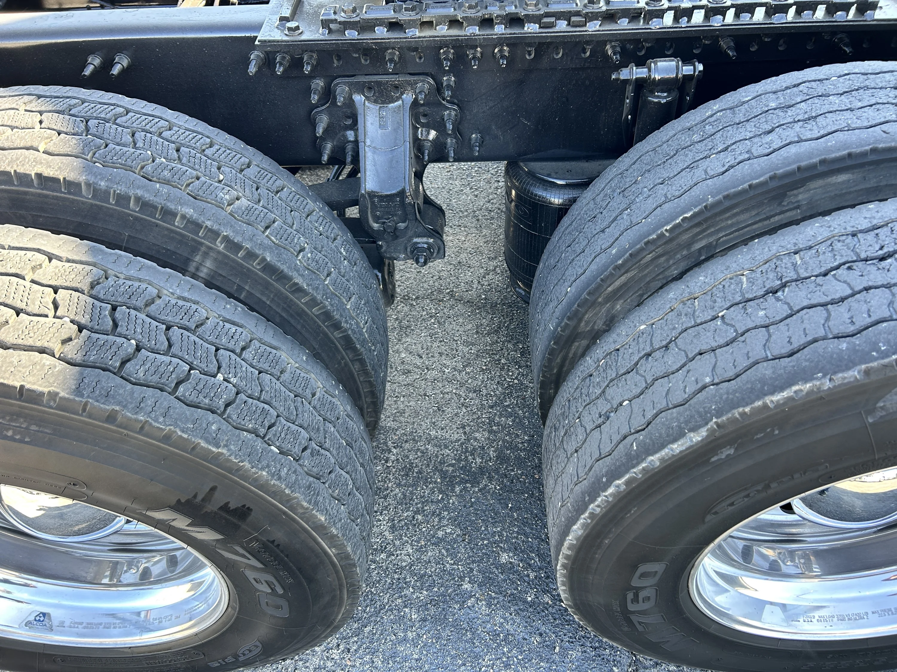 2019 Volvo VNL 860 - image 12