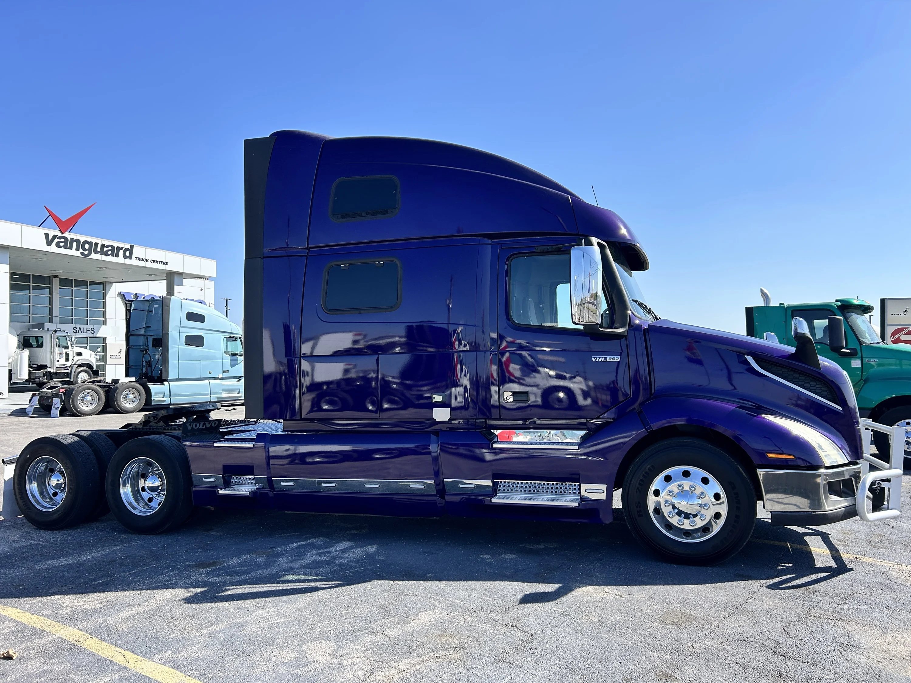 2019 Volvo VNL 860 - image 3