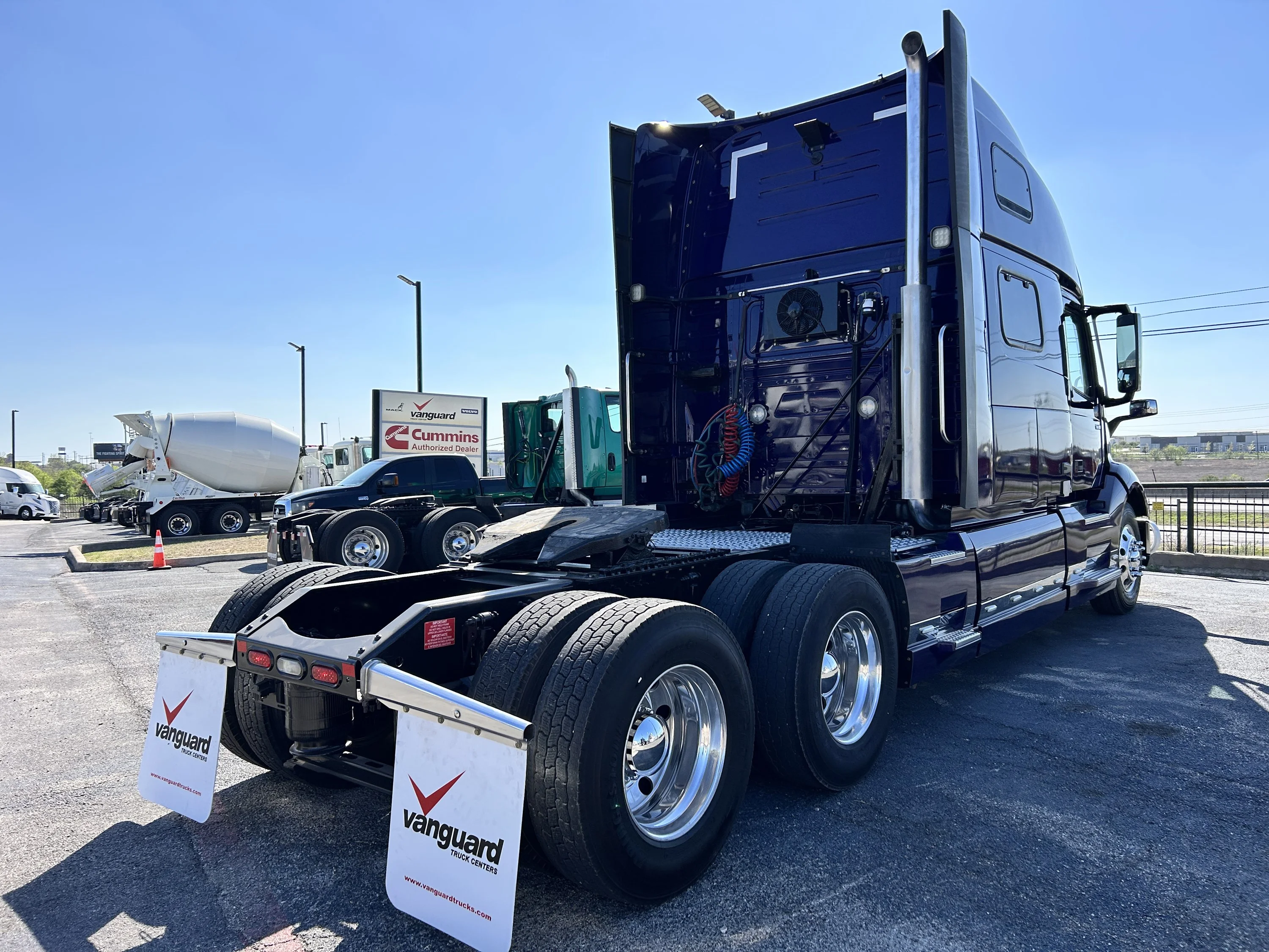 2019 Volvo VNL 860 - image 4