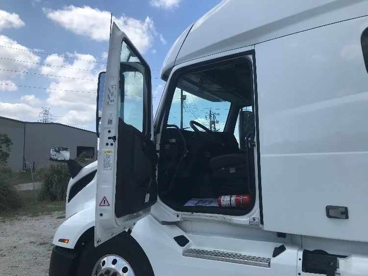 2023 Volvo VNL 760 in Melrose Park, IL — photo 9