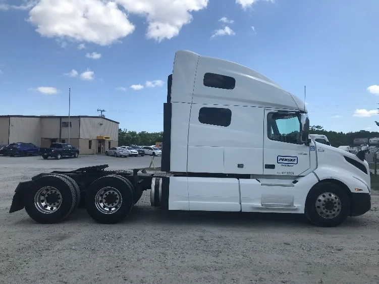 2023 Volvo VNL 760 in Melrose Park, IL — photo 8