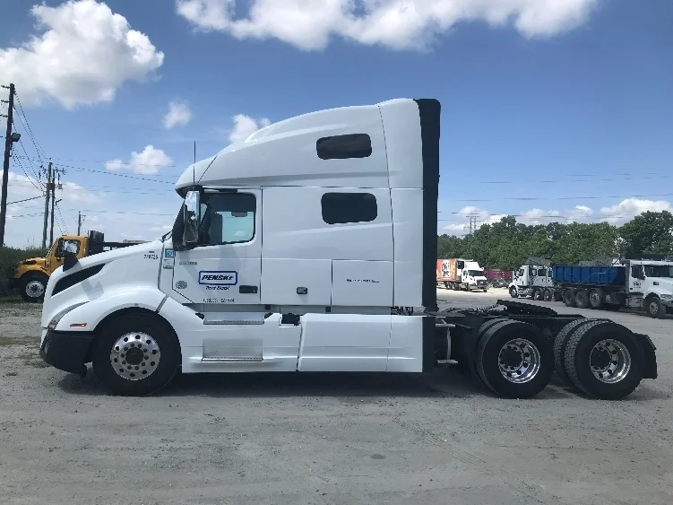 2023 Volvo VNL 760 in Melrose Park, IL — photo 4