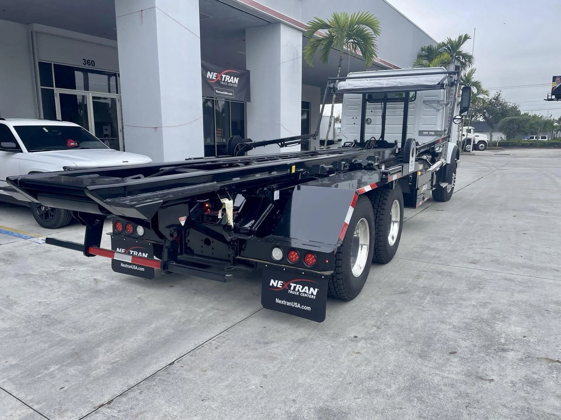 2027 Volvo VHD 300 in Fort Lauderdale, FL — photo 4