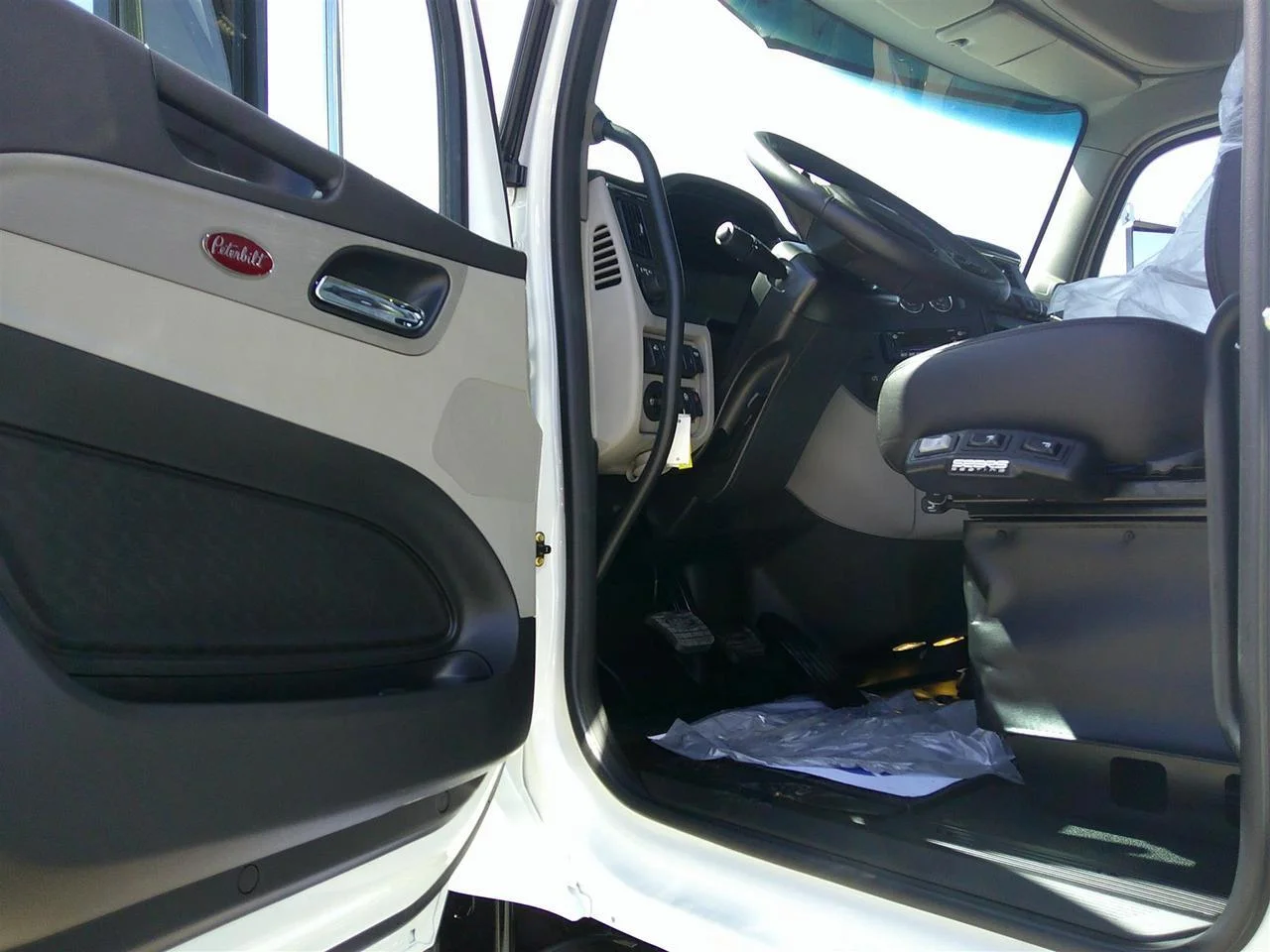 2027 Peterbilt 589 in Fargo, ND — photo 10