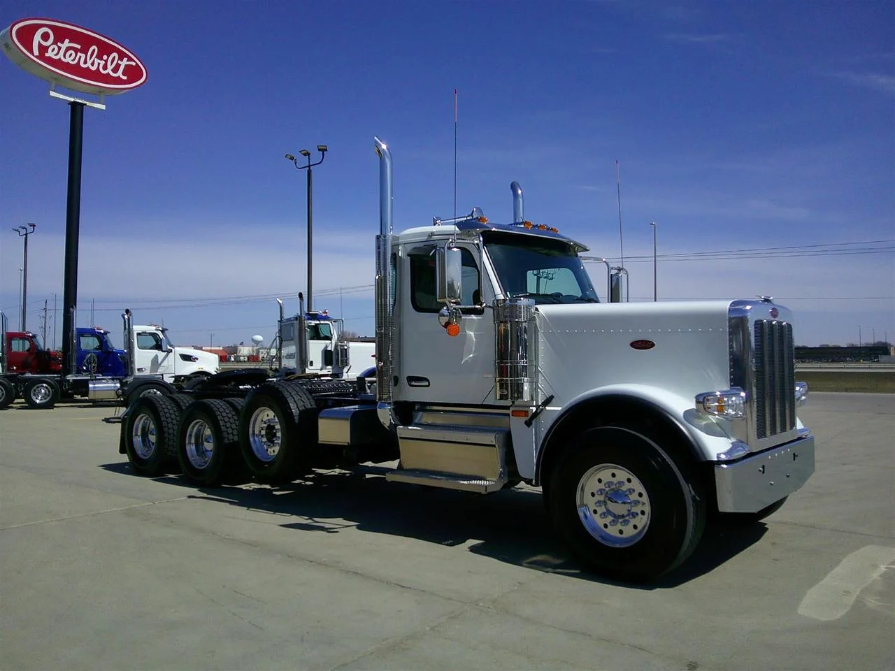 2027 Peterbilt 589 in Fargo, ND — photo 2