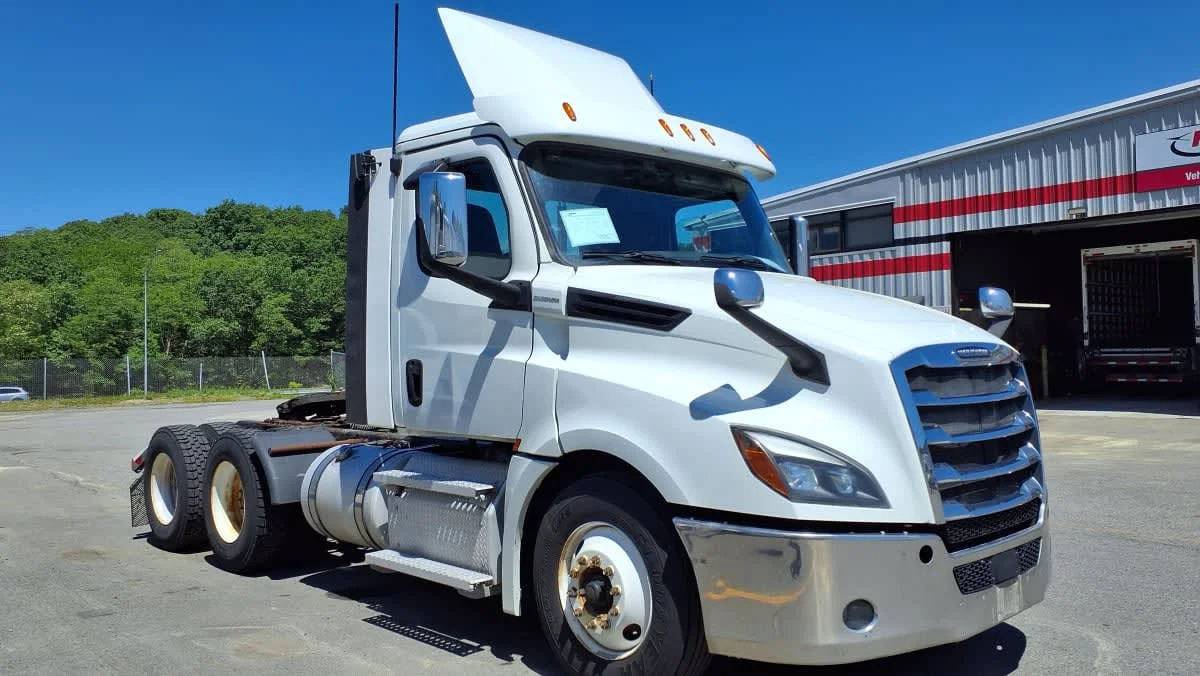 2020 Freightliner Cascadia in Salisbury, MA — photo 3