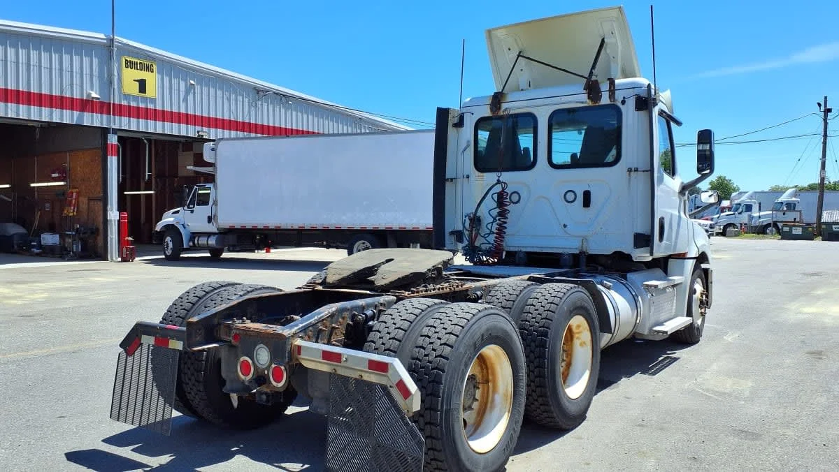 2020 Freightliner Cascadia in Salisbury, MA — photo 4