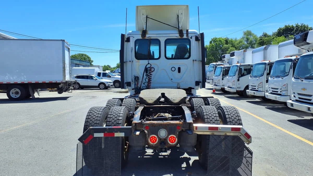 2020 Freightliner Cascadia in Salisbury, MA — photo 5