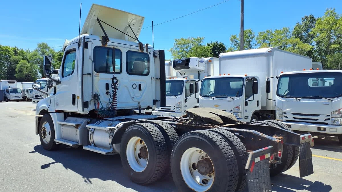 2020 Freightliner Cascadia in Salisbury, MA — photo 6