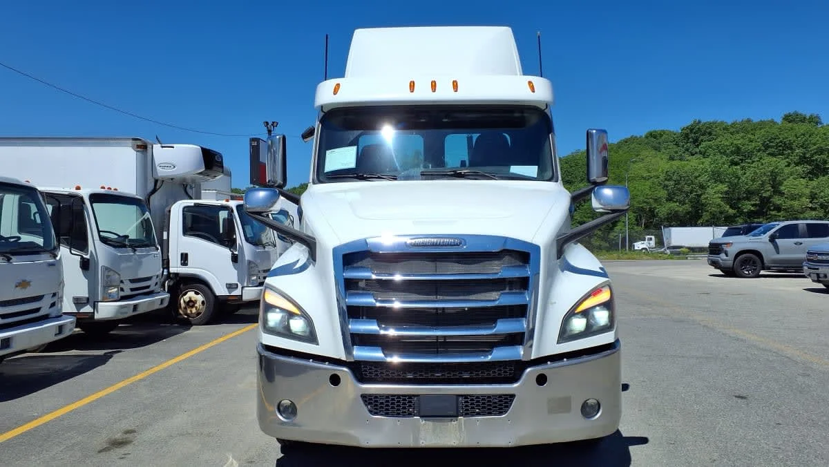 2020 Freightliner Cascadia in Salisbury, MA — photo 2