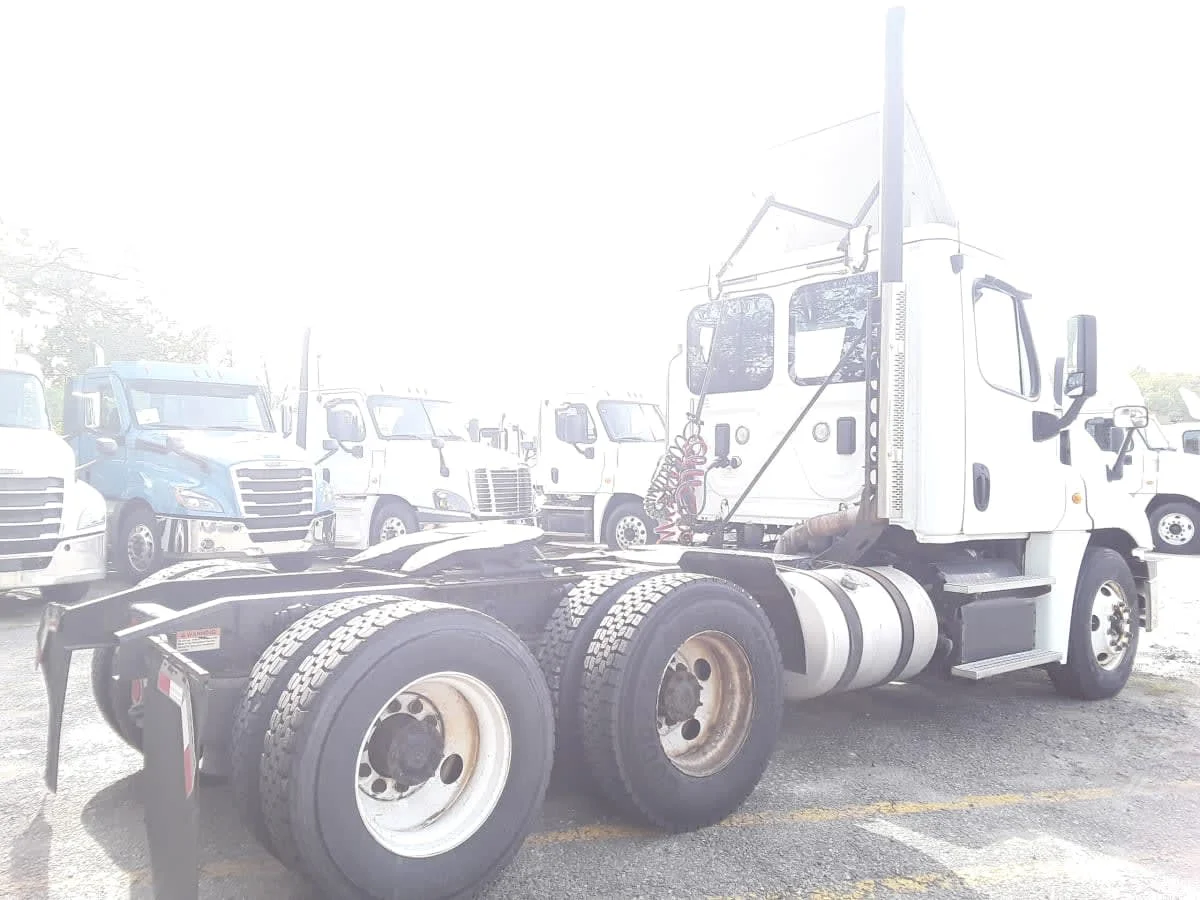 2017 Freightliner Cascadia - image 4