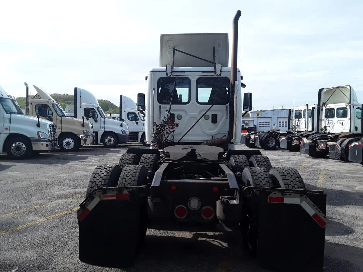 2017 Freightliner Cascadia - image 5