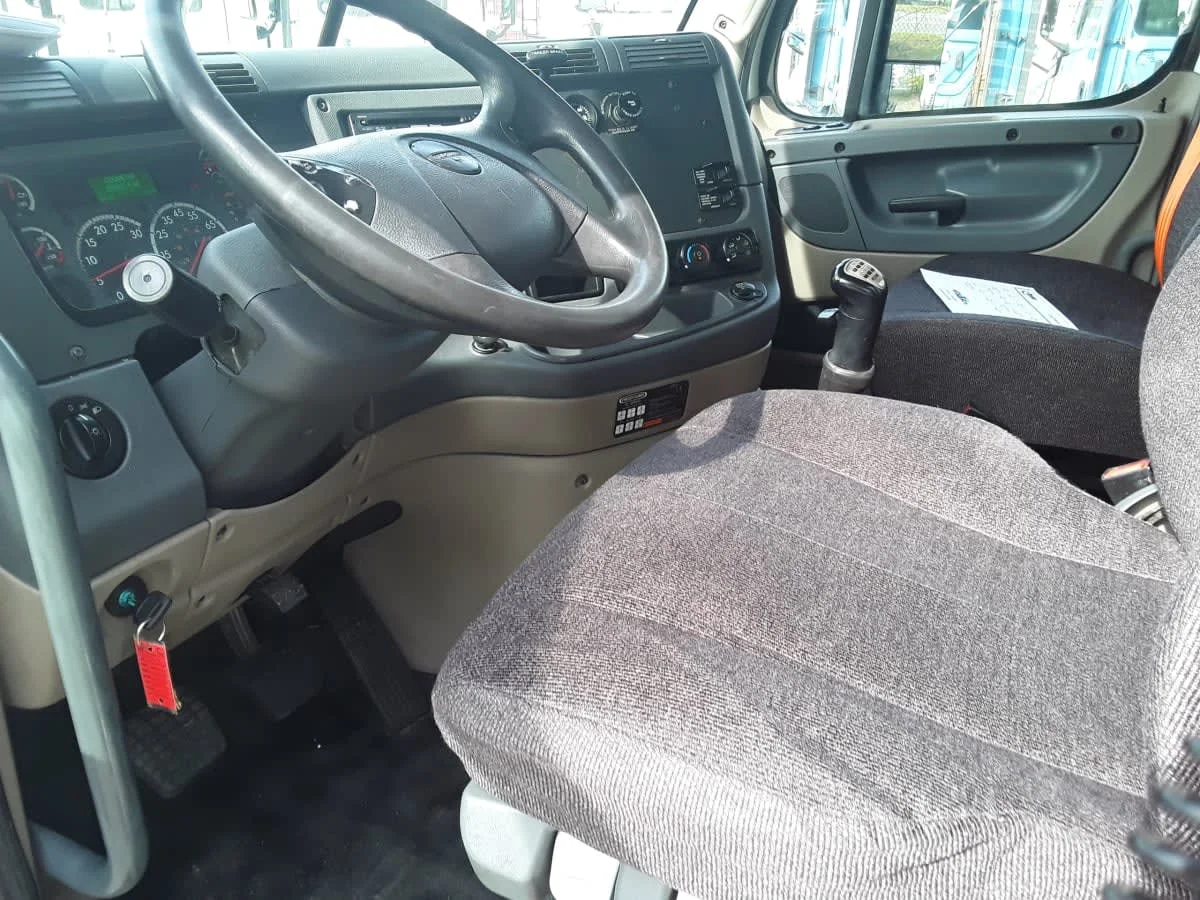 2017 Freightliner Cascadia - image 7