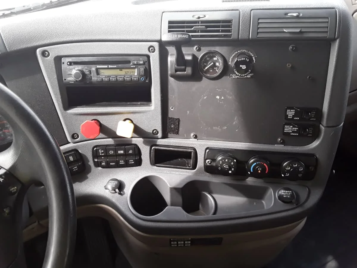 2017 Freightliner Cascadia - image 10