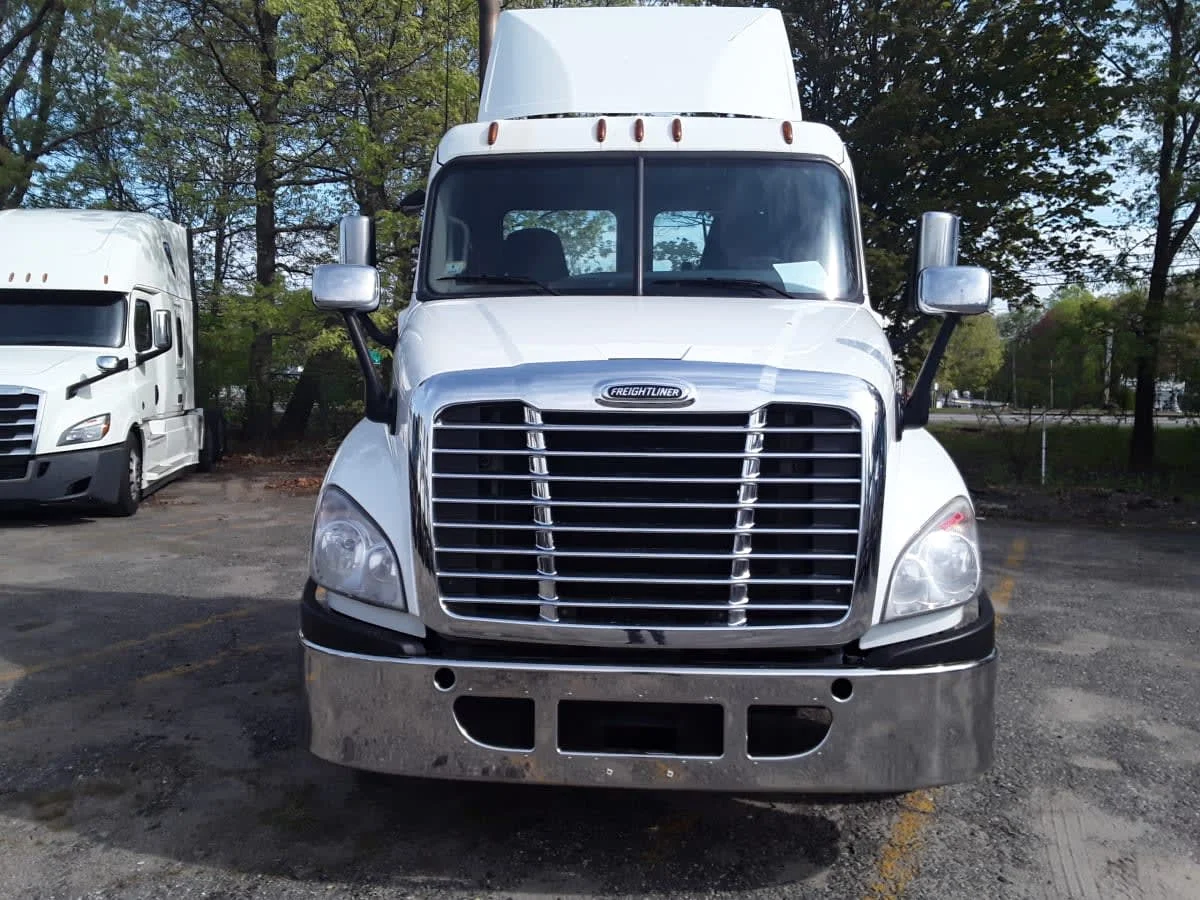 2017 Freightliner Cascadia in Salisbury, MA — photo 2
