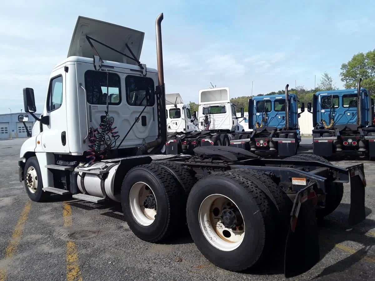 2017 Freightliner Cascadia in Salisbury, MA — photo 6