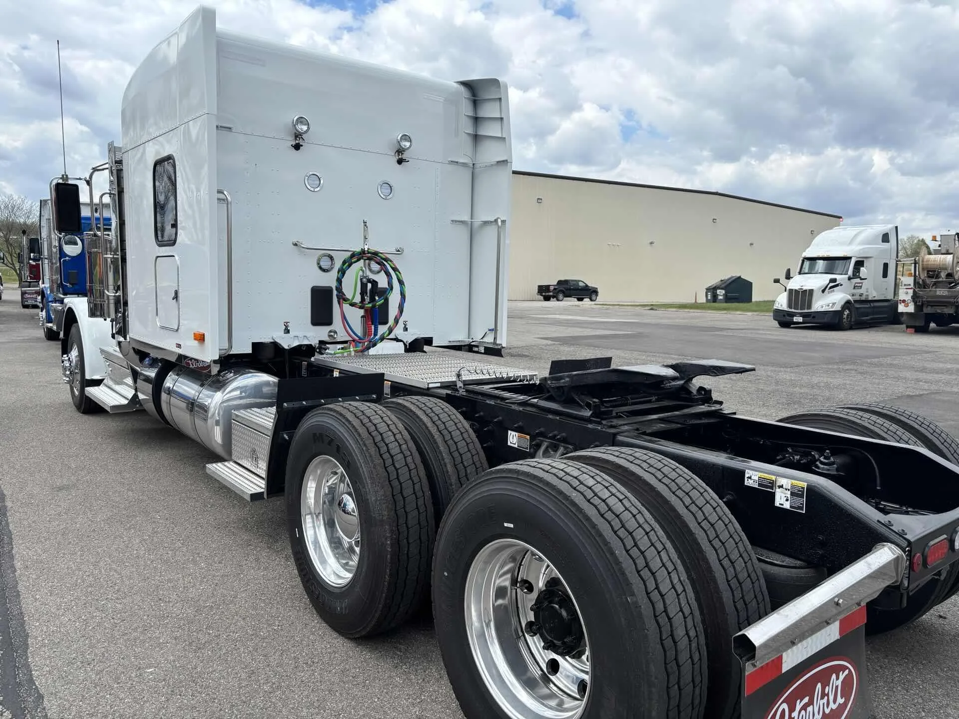 2027 Peterbilt 589 in Zanesville, OH — photo 3