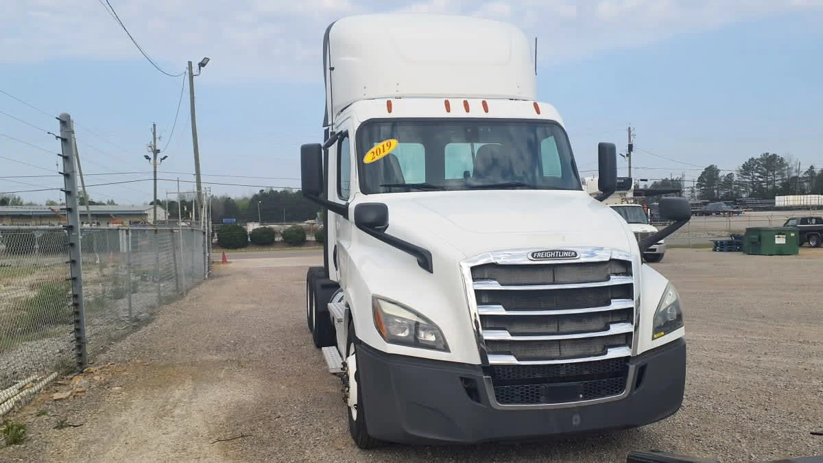 2019 Freightliner Cascadia in Birmingham, AL — photo 2