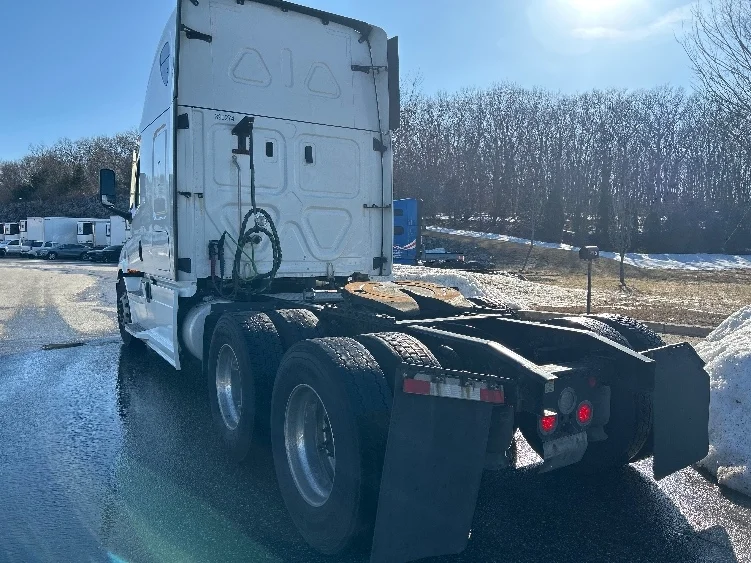 2022 Freightliner Cascadia in Fitchburg, MA — photo 5
