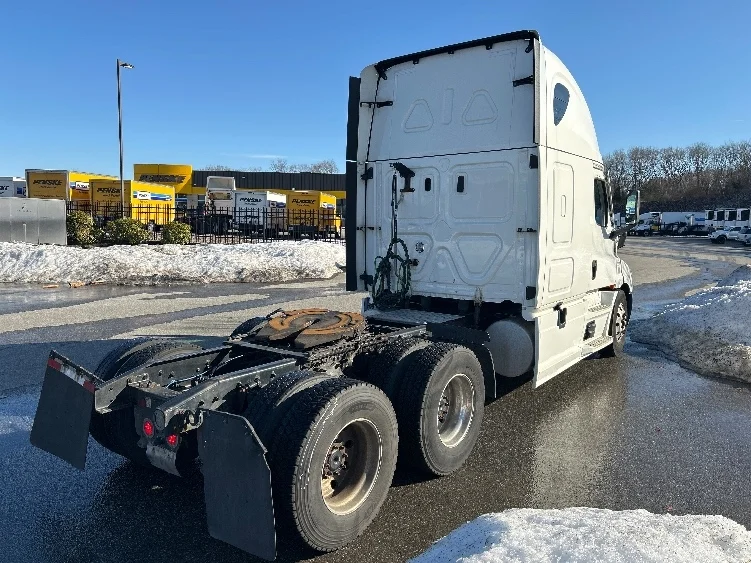 2022 Freightliner Cascadia in Fitchburg, MA — photo 7