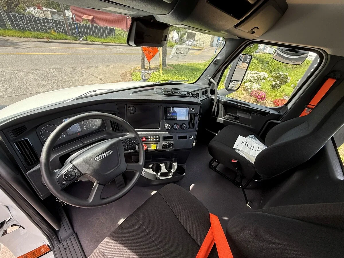 2027 Freightliner Cascadia — photo 8