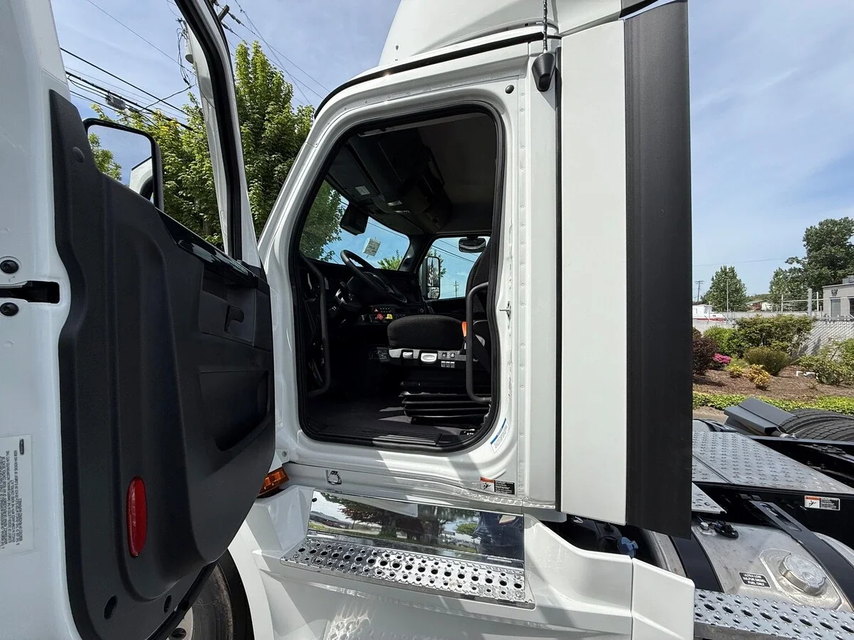 2027 Freightliner Cascadia — photo 6