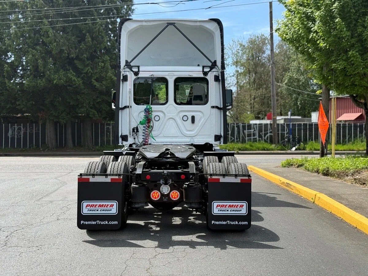 2027 Freightliner Cascadia — photo 4