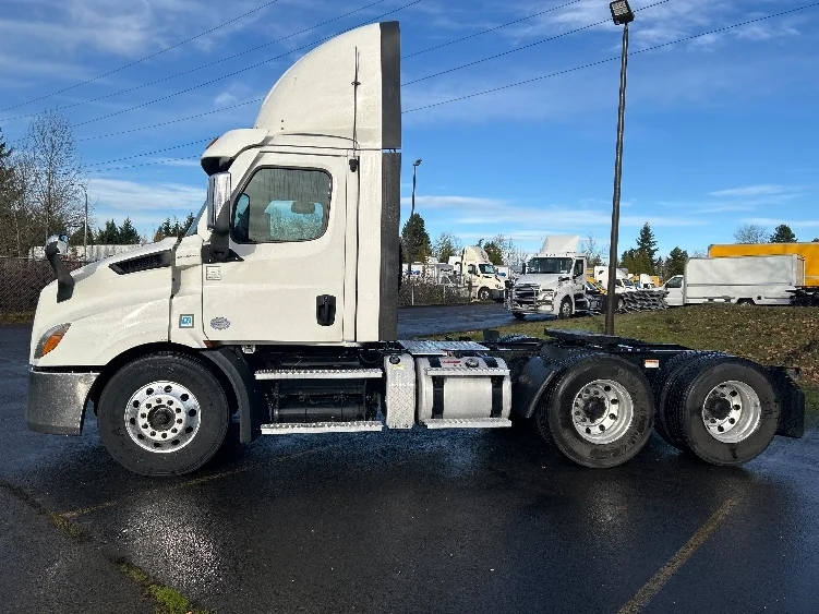 2021 Freightliner Cascadia in Clackamas, OR — photo 4