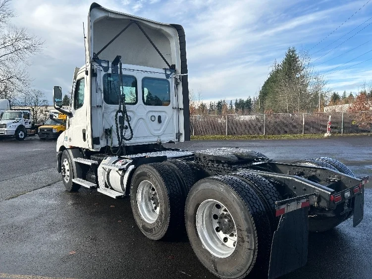 2021 Freightliner Cascadia in Clackamas, OR — photo 5