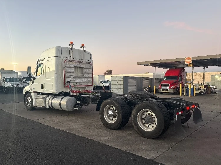 2020 Freightliner Cascadia in Phoenix, AZ — photo 5