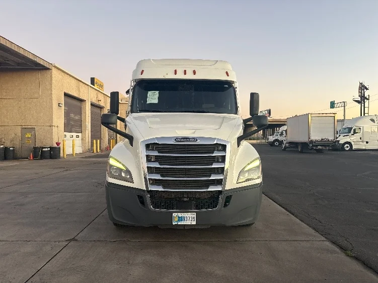 2020 Freightliner Cascadia in Phoenix, AZ — photo 2