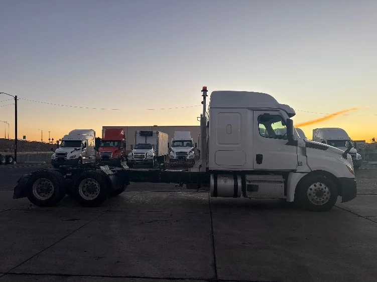 2020 Freightliner Cascadia in Phoenix, AZ — photo 8