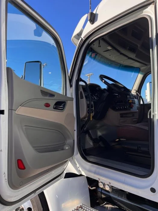 2022 Peterbilt 579 - image 10