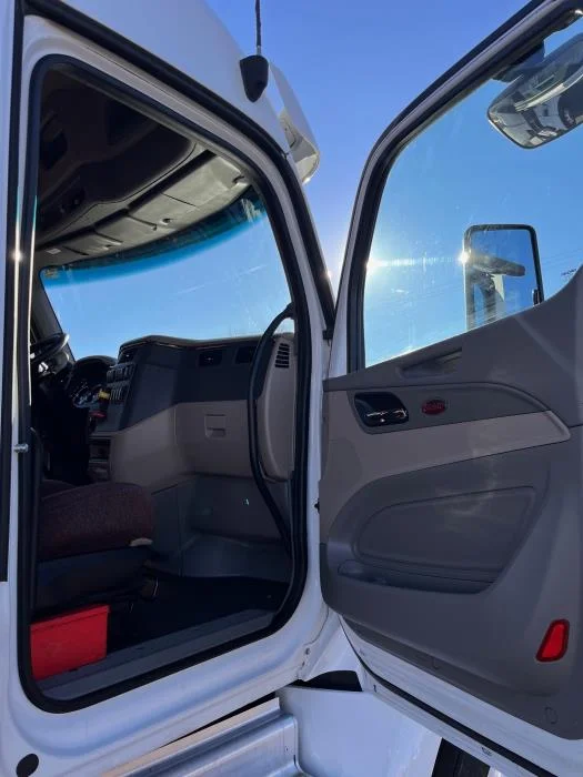 2022 Peterbilt 579 - image 12