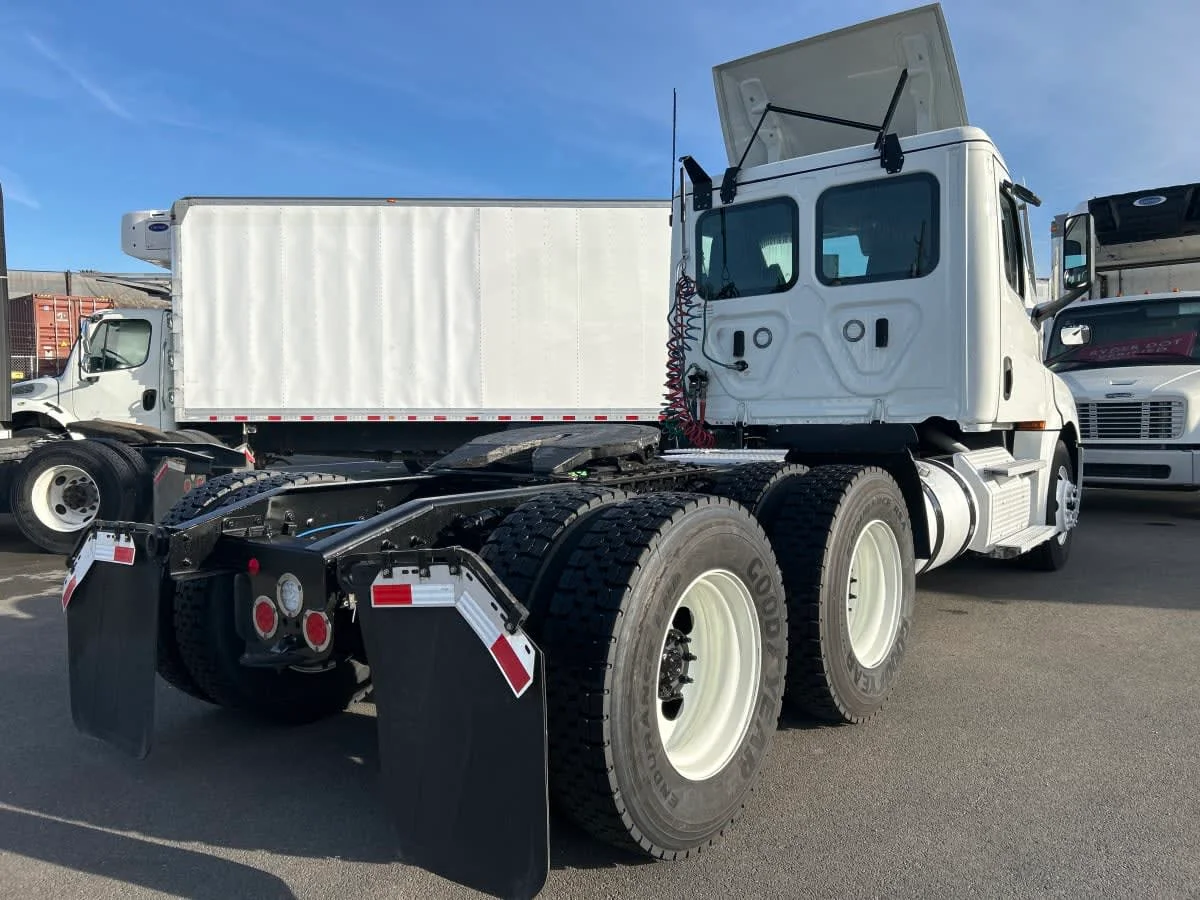2022 Freightliner Cascadia - image 4