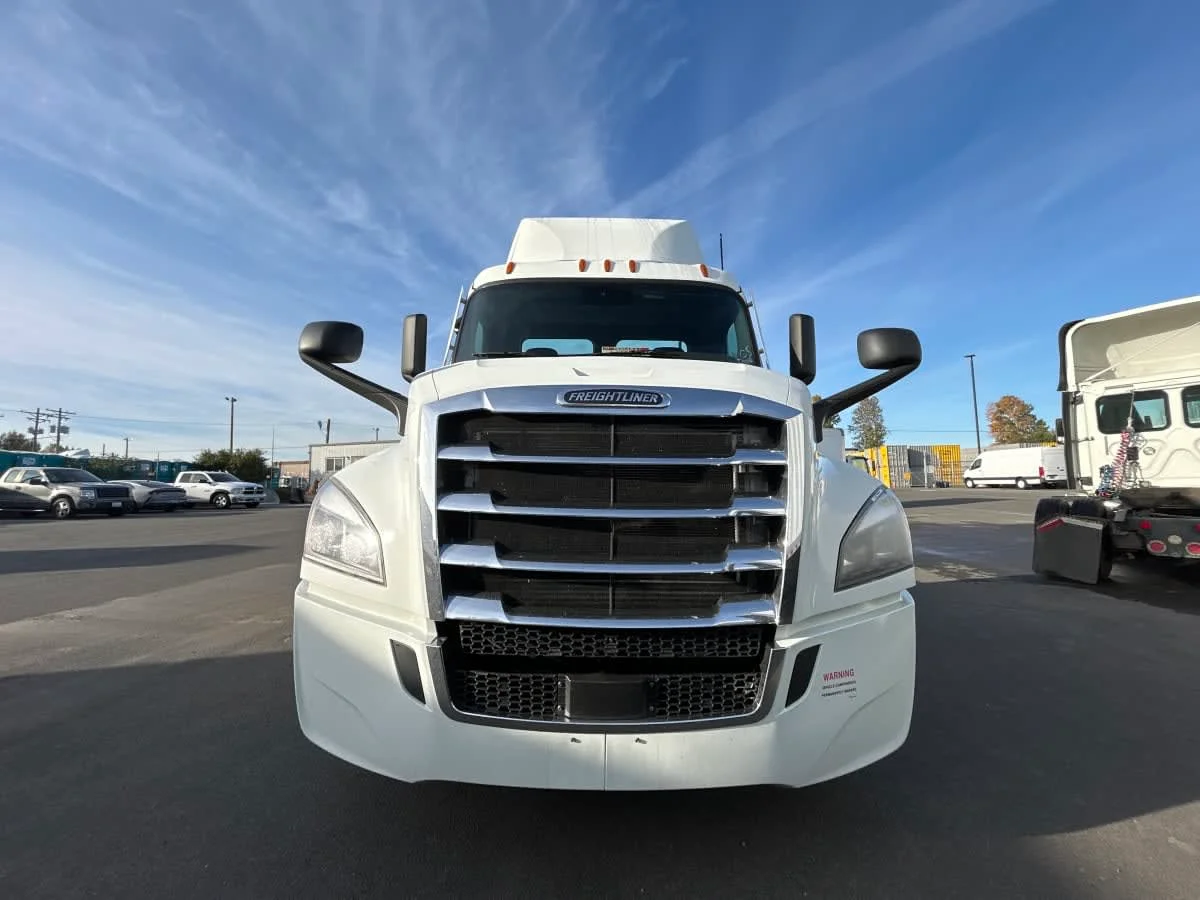 2022 Freightliner Cascadia - image 2