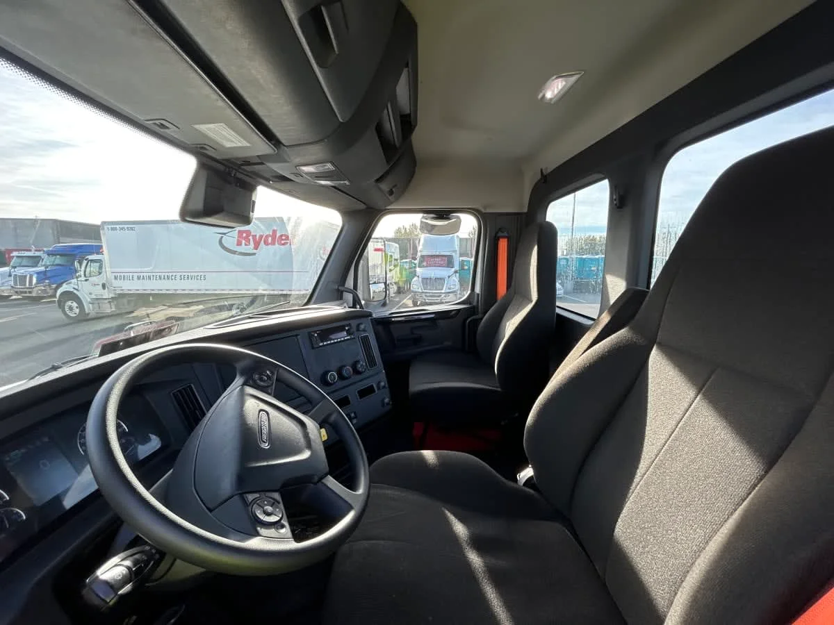 2022 Freightliner Cascadia - image 7